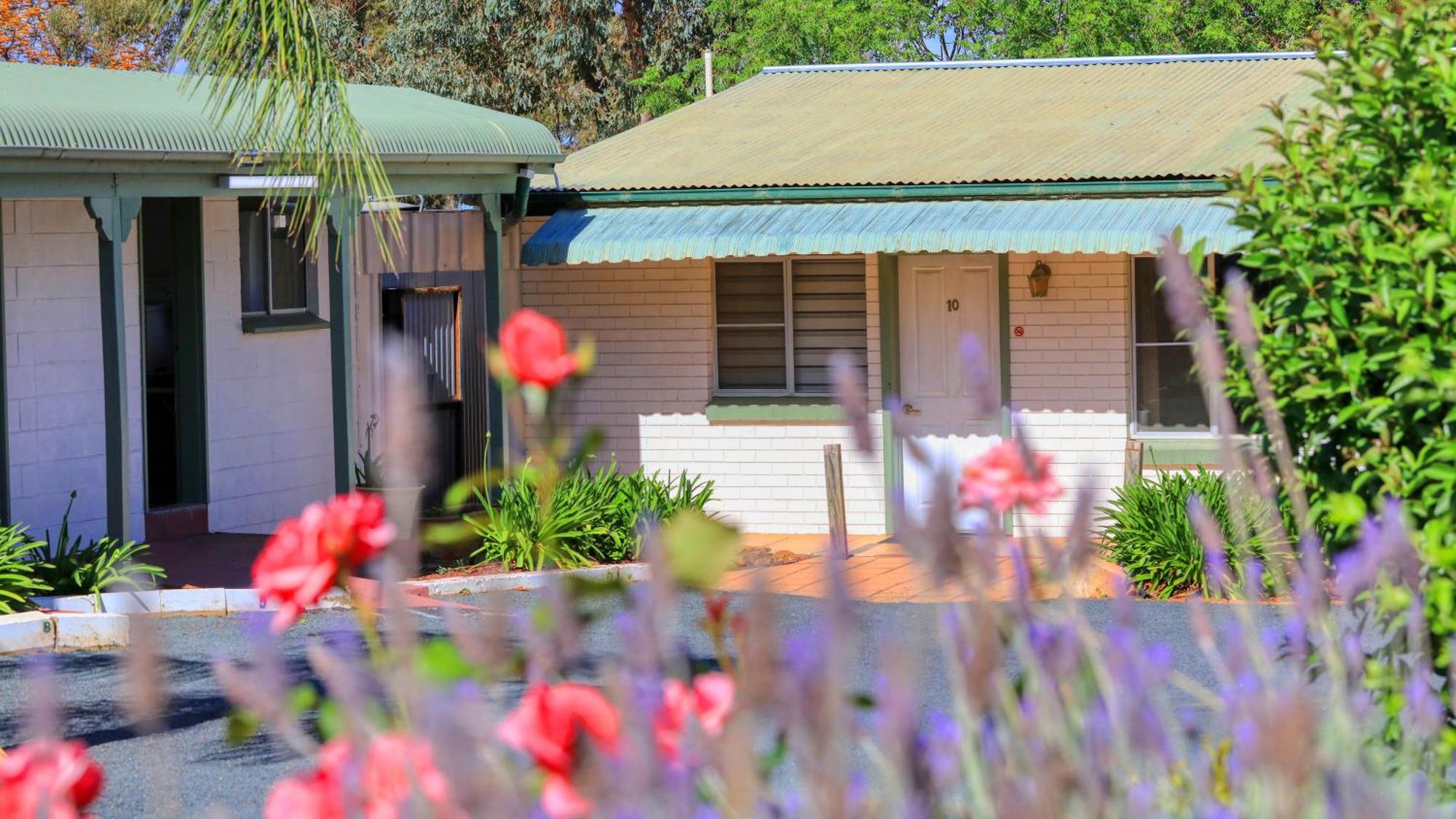 Oasis Motel Peak Hill Bagian luar foto