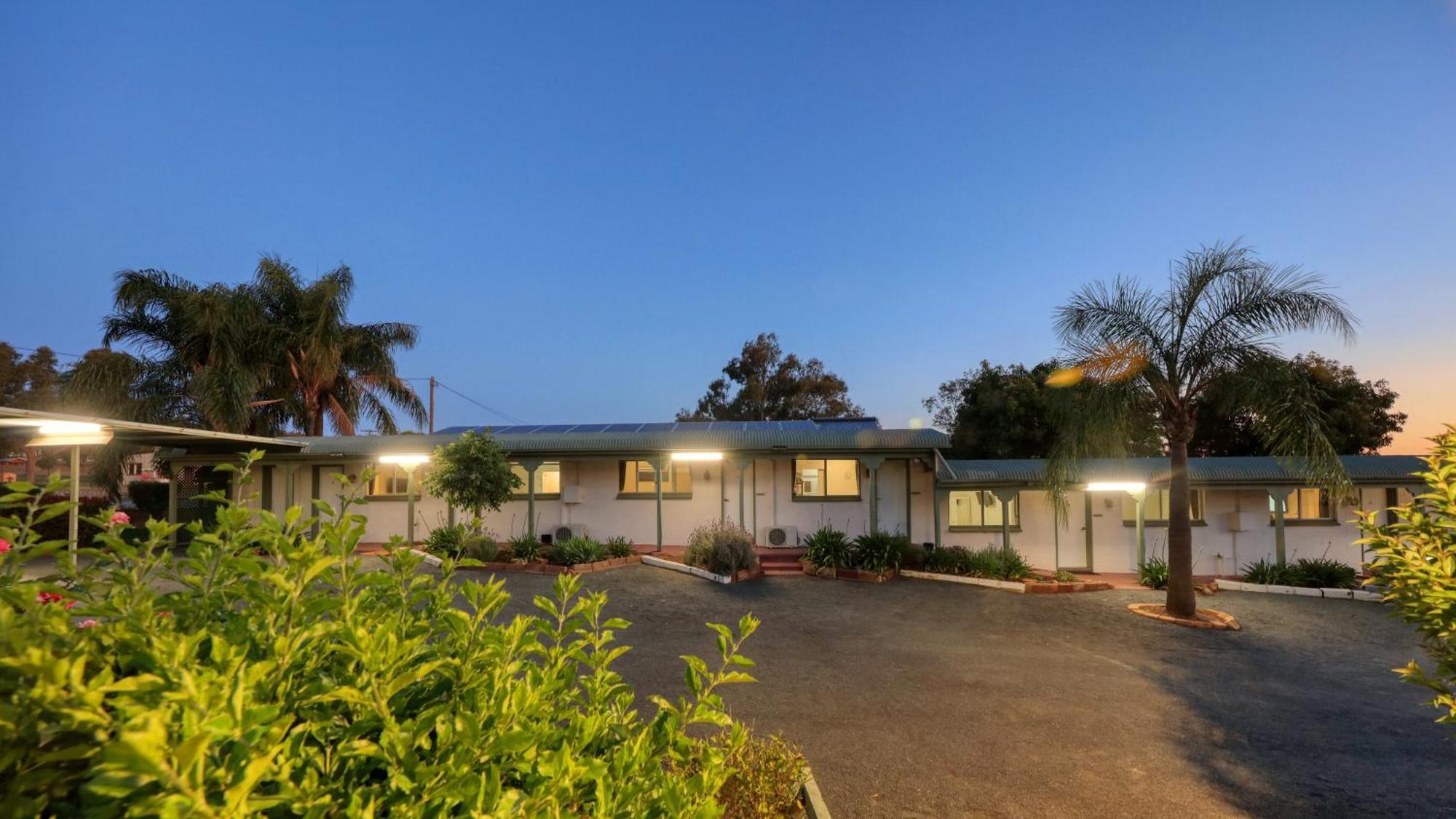 Oasis Motel Peak Hill Bagian luar foto