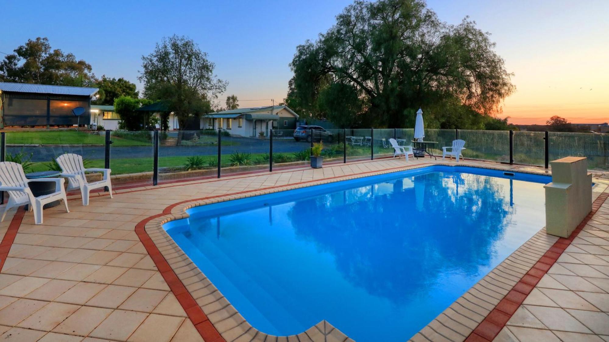 Oasis Motel Peak Hill Bagian luar foto